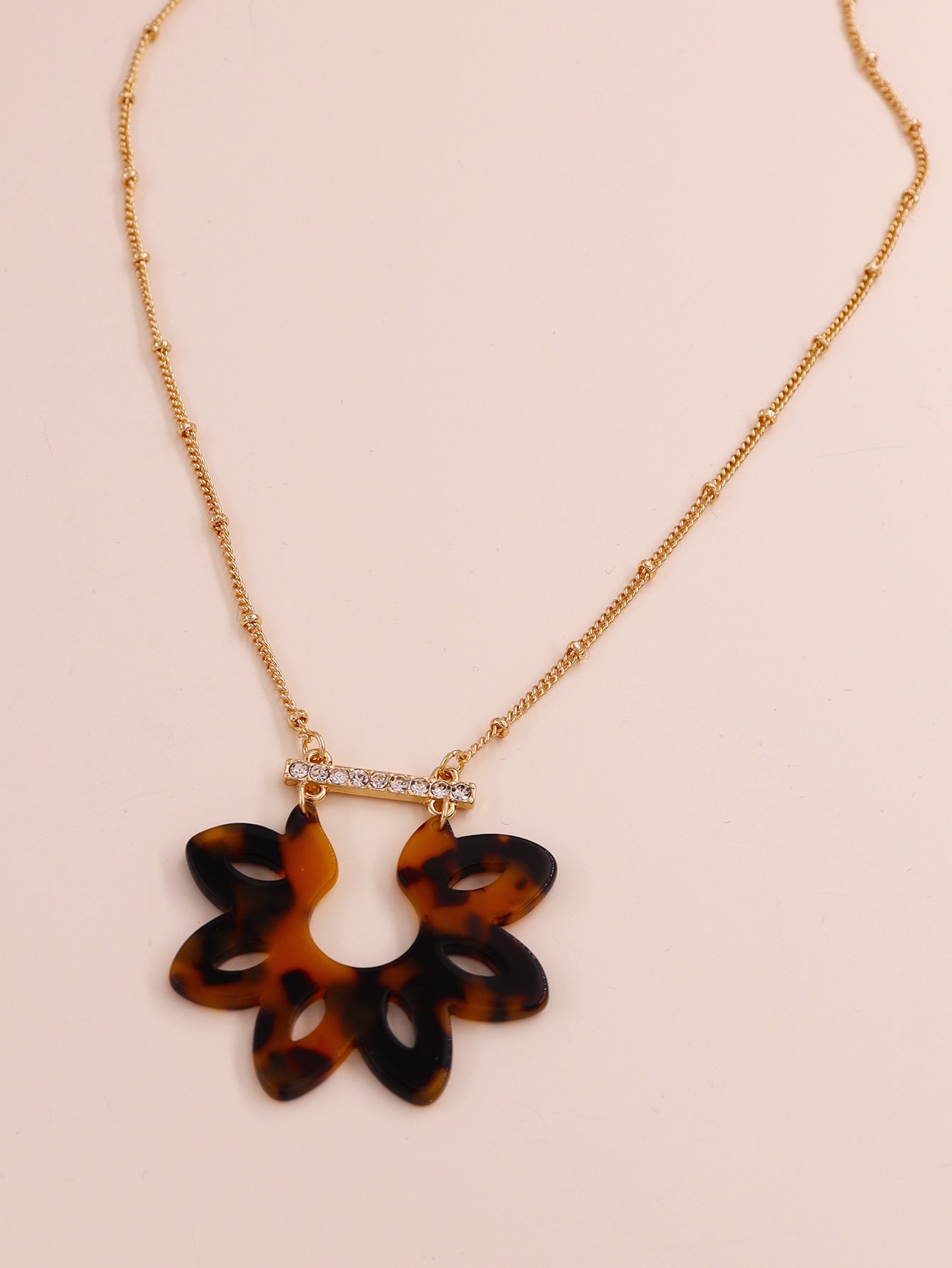 Floral Acrylic Pendant Necklace with European Influence for Women