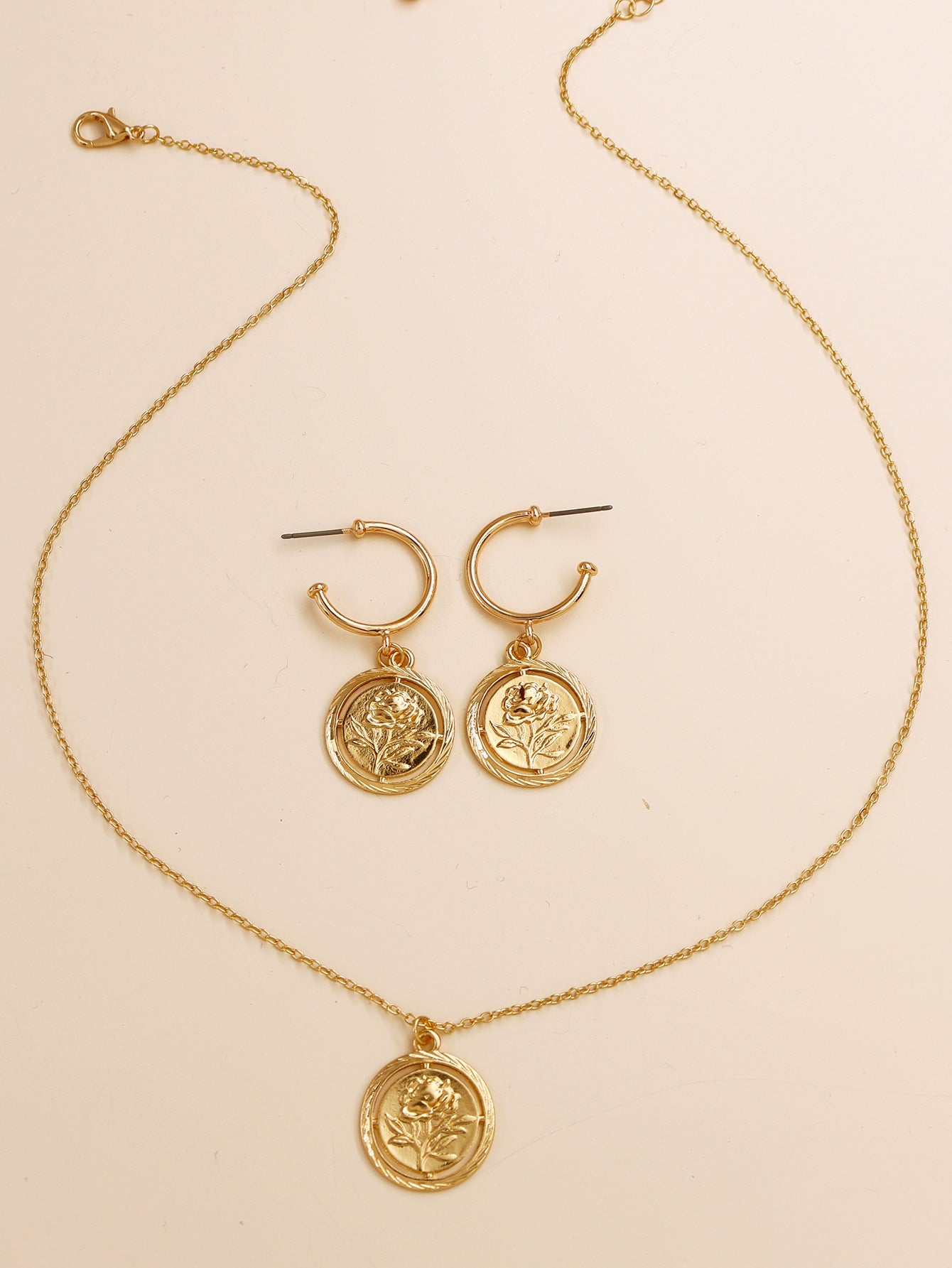 Wholesale European Cross-border Rose Jewelry Set with Embossed Pendant