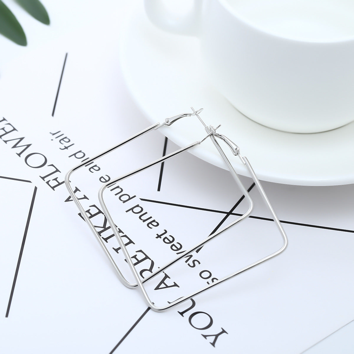 Retro Style Hollowed Metal Heart Earrings with Exaggerated Design