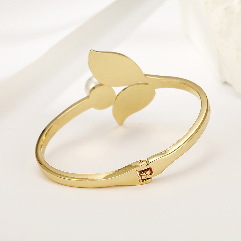 Glamorous Gold Bracelet with Luxurious European and American Pearl Accents Leaves - Handcrafted Elegance