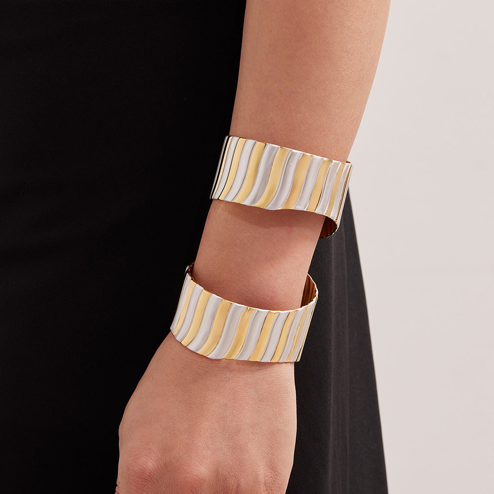 Planderful Everyday Genie Geometric Opening Bracelet Gold