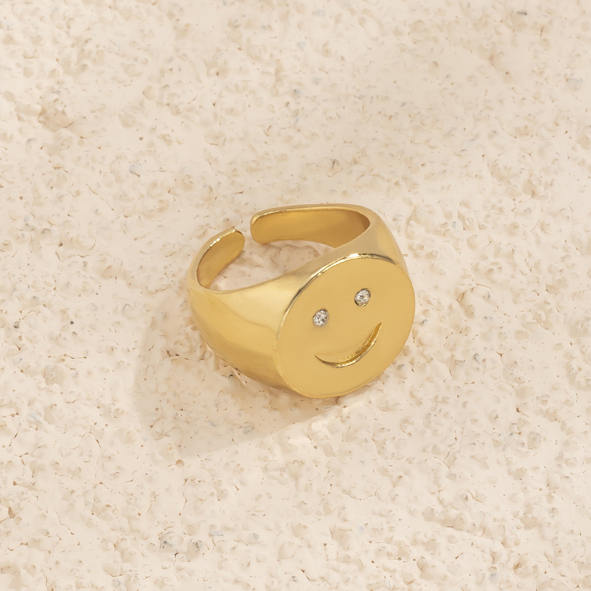 Heart-Shaped Retro Smiling Face Ring with Simple Handcrafted Details