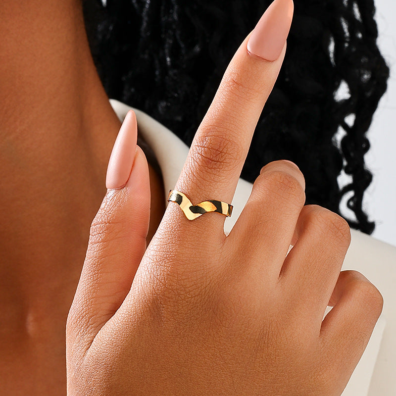 Planderful Vienna Verve – Stylish Metal Leopard Print V-Shaped Arm Ring