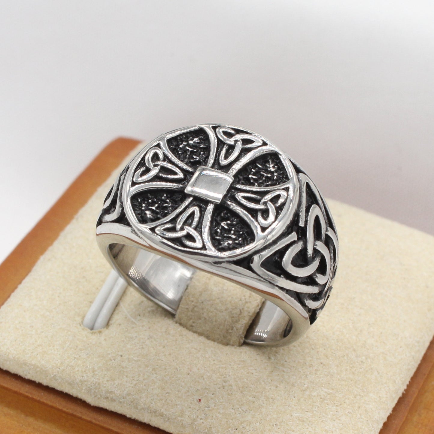 Planderful Everyday Genie – European and American Personalized Retro Viking Cross Men's Titanium Steel Ring