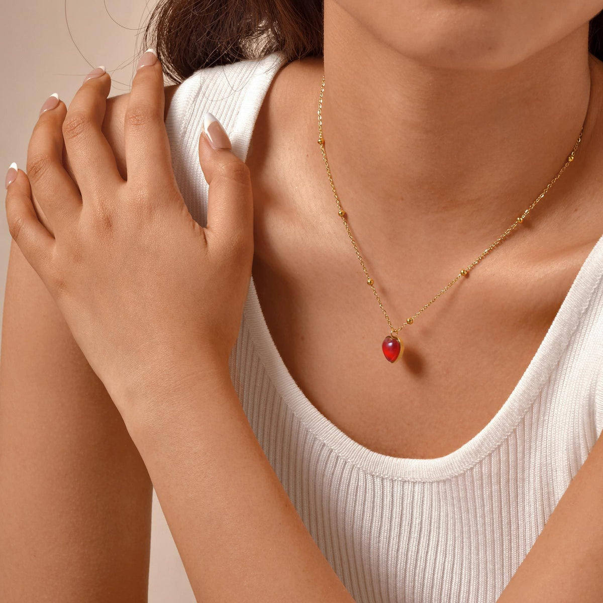 Gangfeng Ladies Delicate Clavicle Chain Stainless Steel Bead Chain Red Resin Heart Necklace