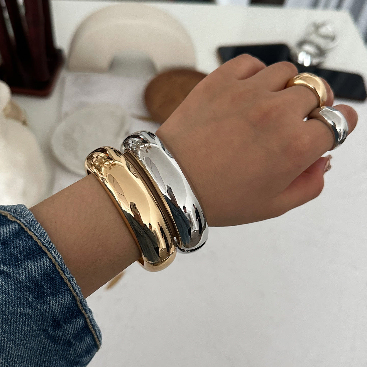 Planderful Vienna Verve Retro Metal Bracelet For Women Simple Round Face Statement