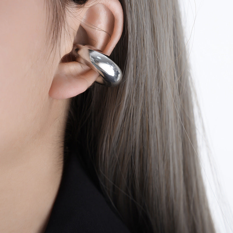 Chic Titanium Steel Gold-Plated Circular Ear Clip with Minimalistic Design