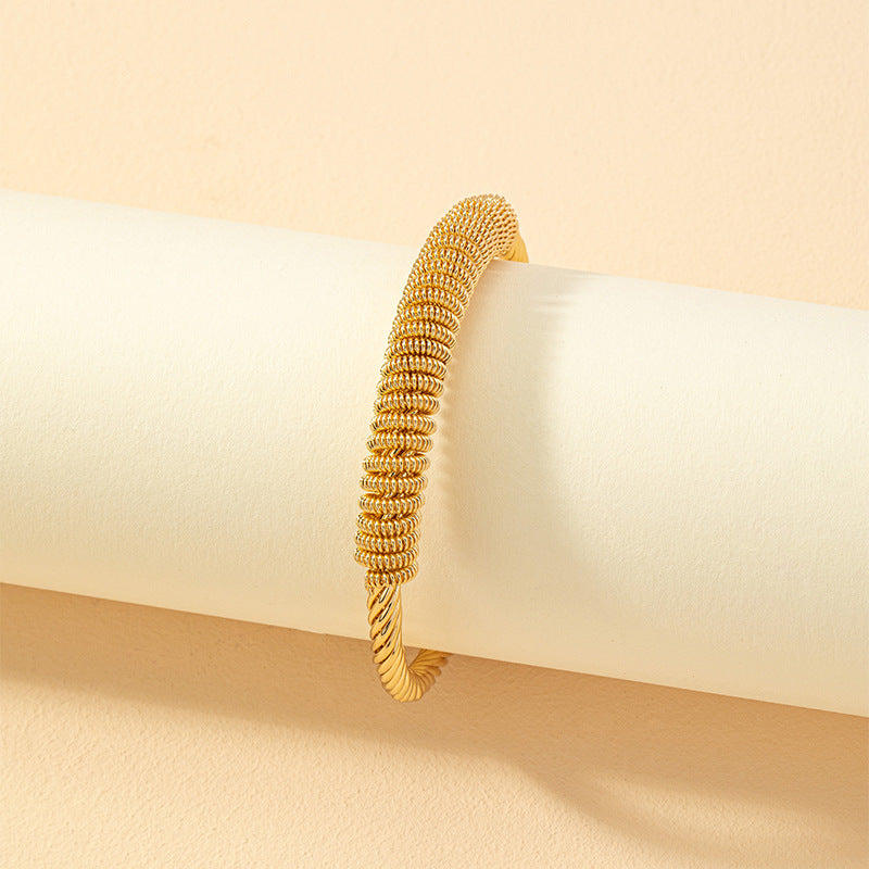 Chic Twist Bracelet - Elegant Metal Jewelry for Women