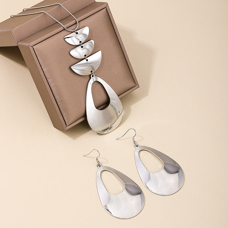 Vienna Verve Metal Jewelry Set with Teardrop Earrings and Necklace