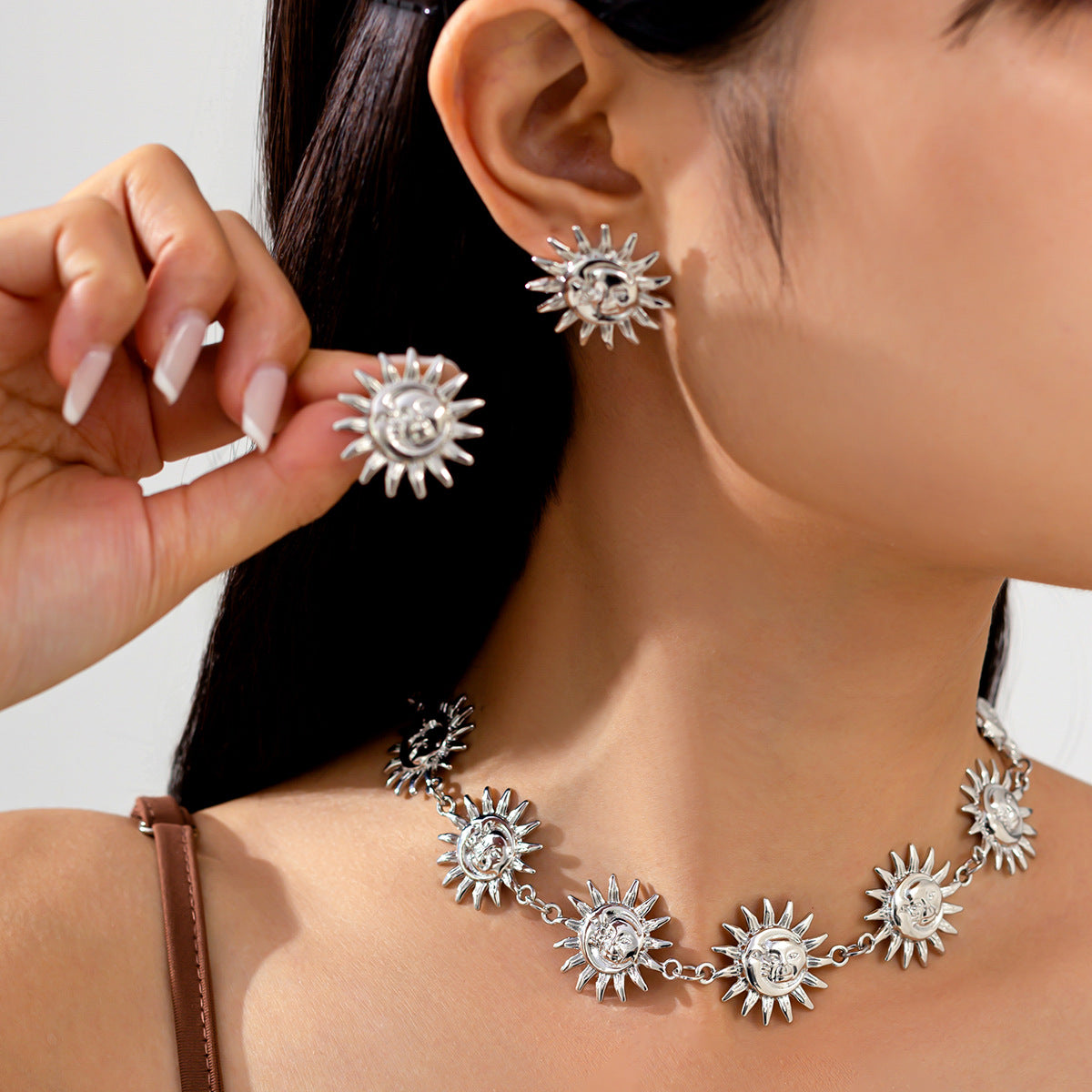 Planderful Vienna Verve Jewelry Set – Unique Face Sun Pendant Design