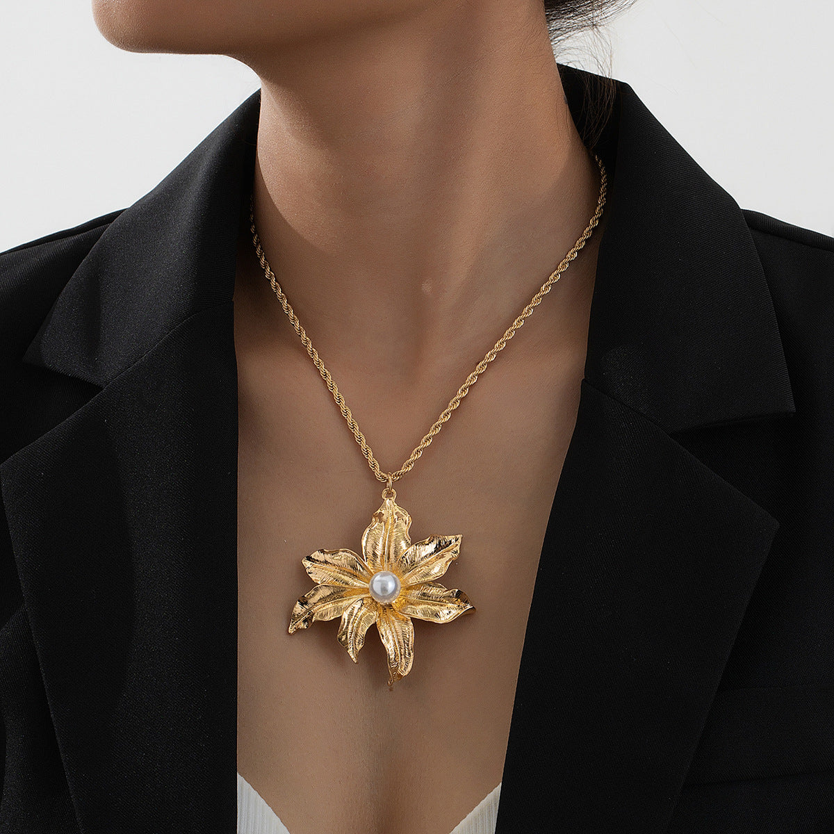 Planderful Vienna Verve Necklace – Creative Holiday Style Metal Flower Pendant