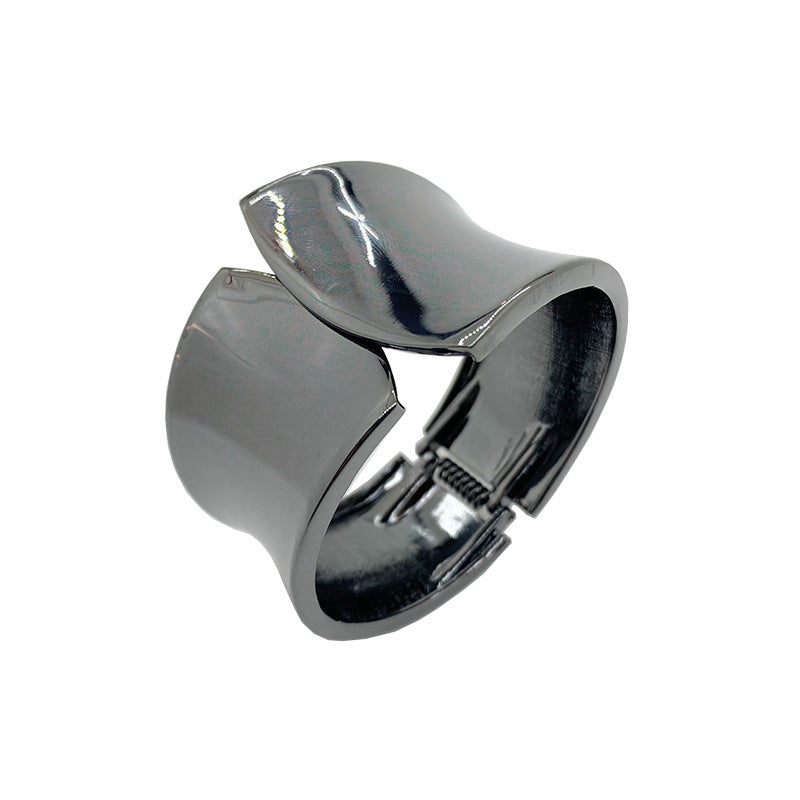 Elegant Vienna Verve Gold Bracelet with Unique Design