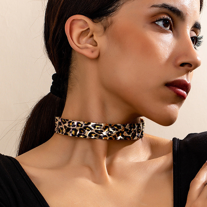 Planderful Vienna Verve Necklace – Trendy Metal Leopard Print Design