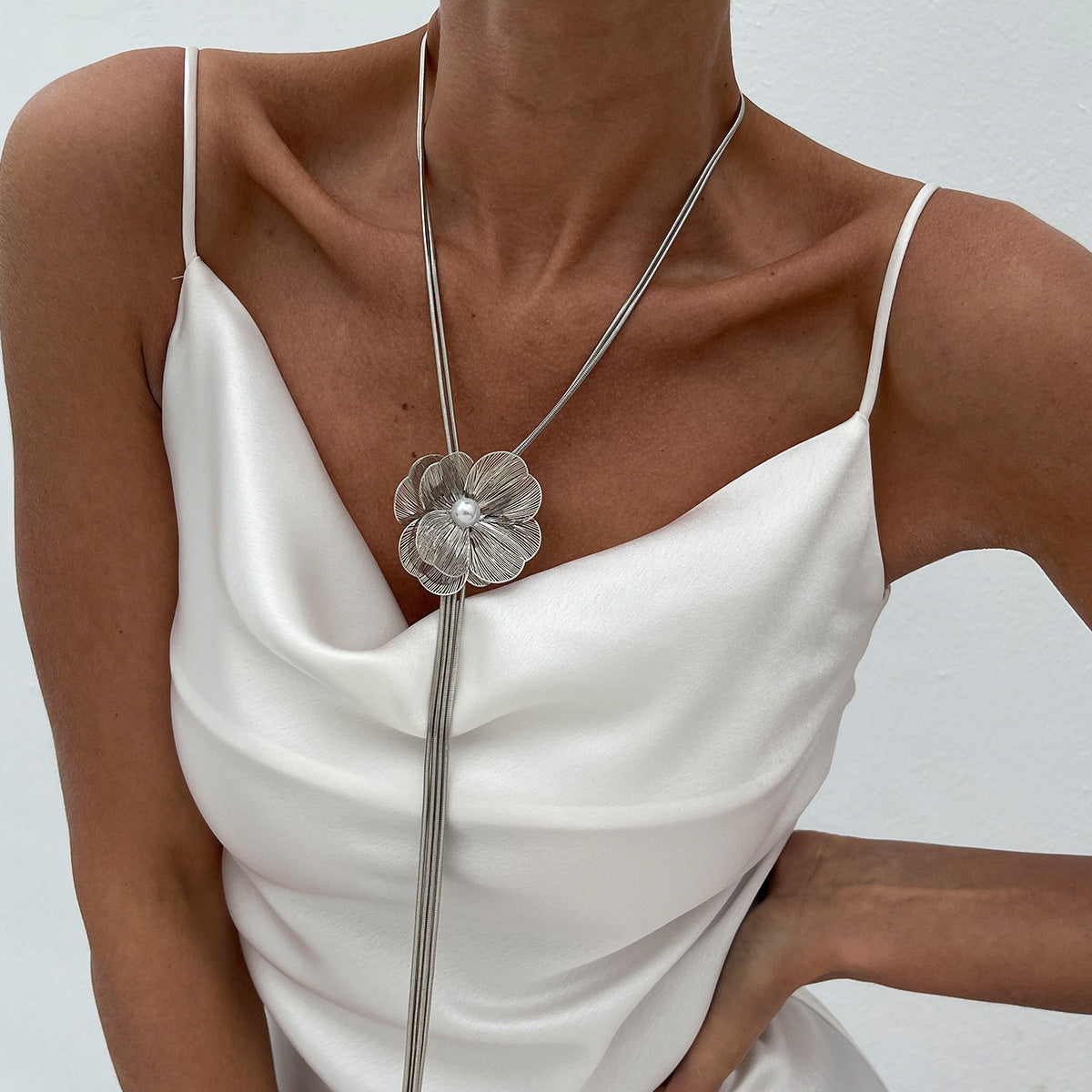 Planderful Vienna Verve Necklace – Elegant Hollow Flower Design