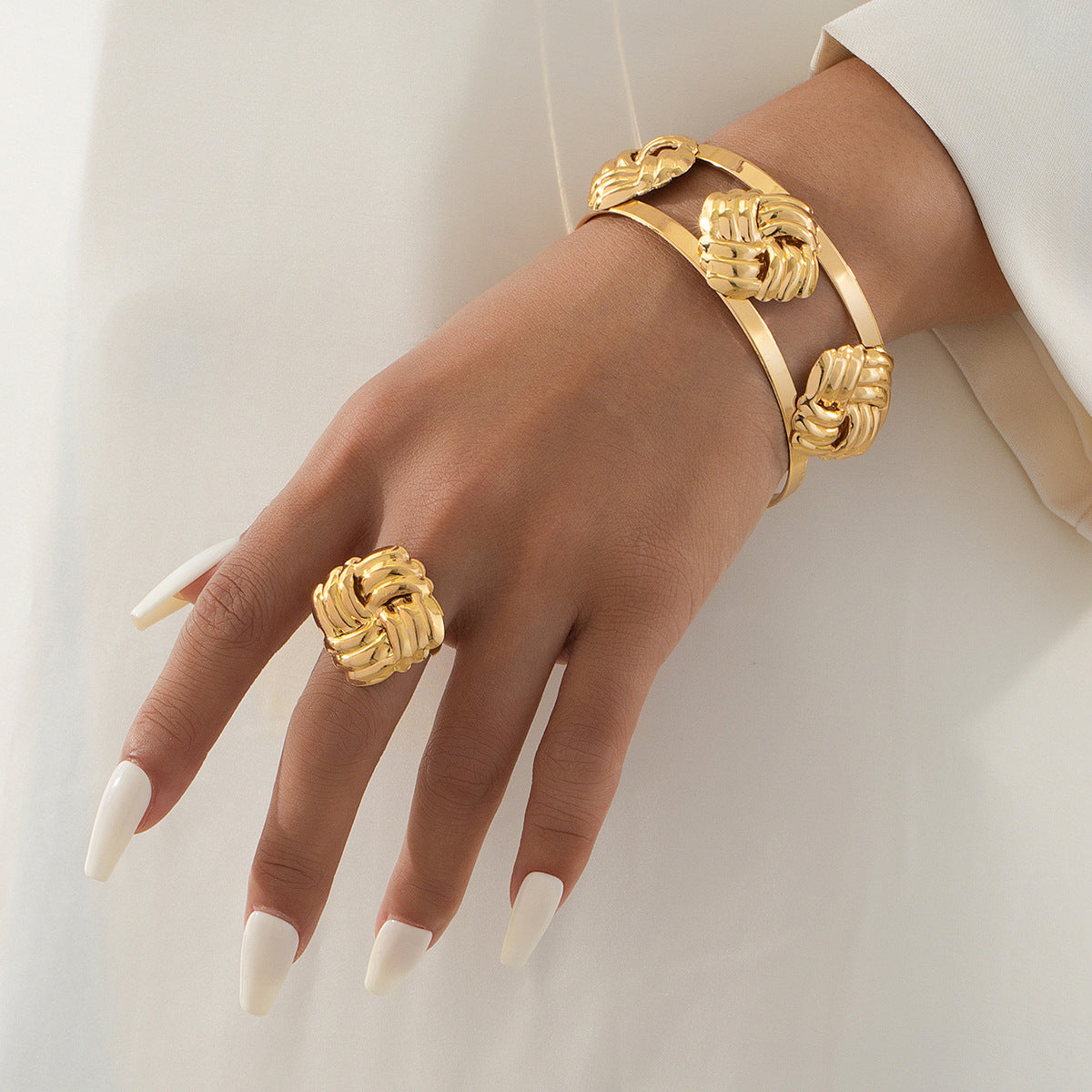 Planderful Vienna Verve Jewelry Set – Retro Metal Texture Design