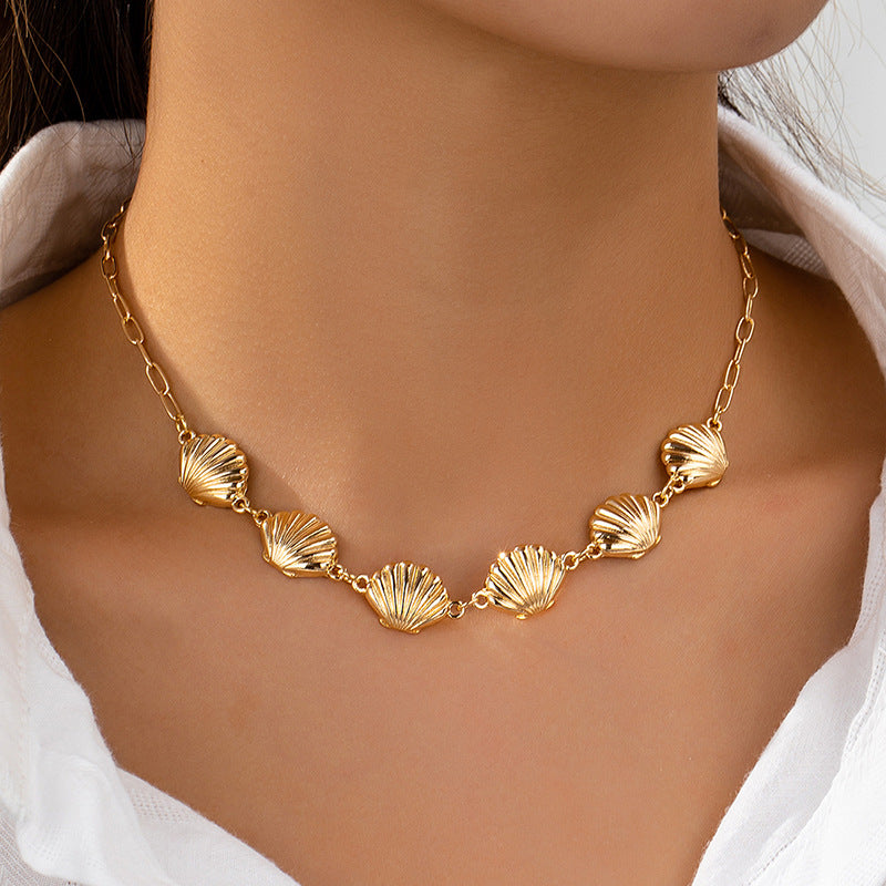 Planderful Vienna Verve Necklace – Fashionable Metal Shell Design