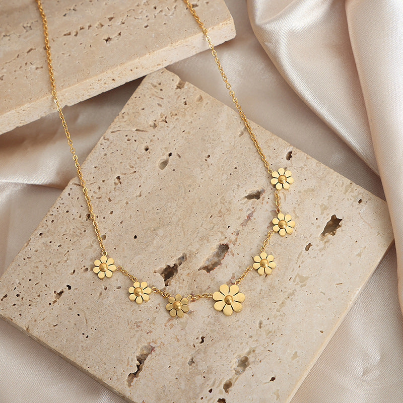 Luxurious Gold-Plated Chrysanthemum Collar Necklace for Stylish Women