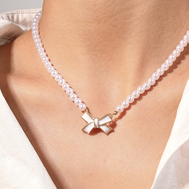 Pearl Bow Necklace with a Touch of Elegance