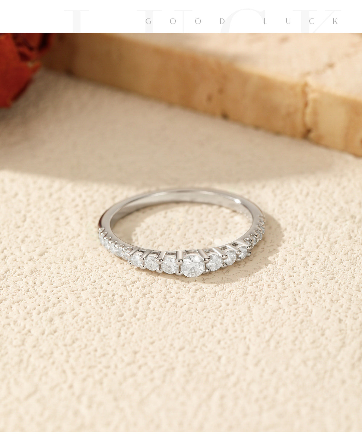 S925 Sterling Silver Single-Row Moissanite Band