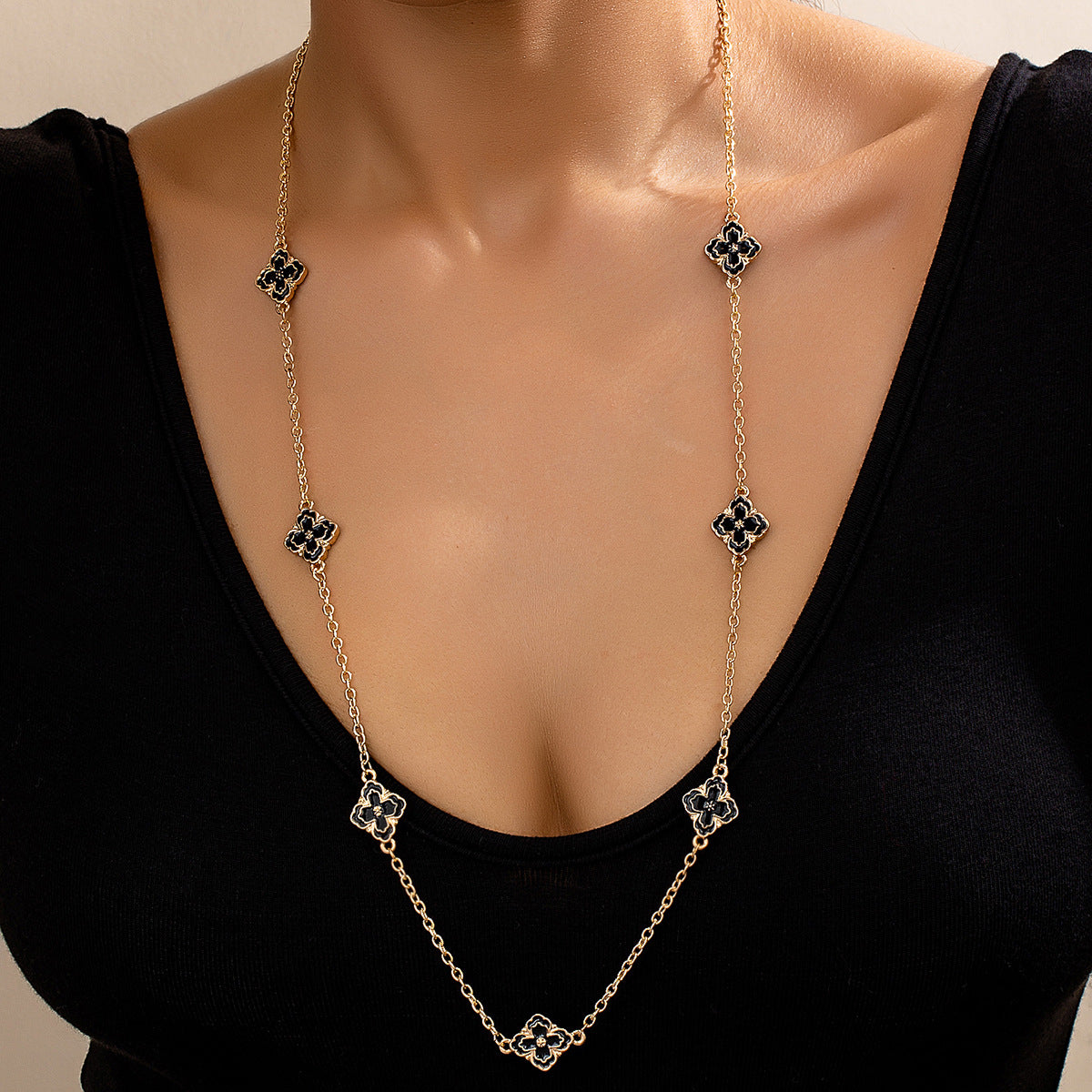 Planderful Vienna Verve Four-Leaf Clover Necklace – Retro Fashion Accessory