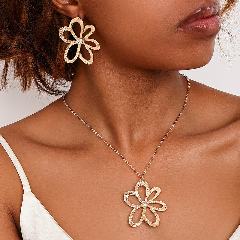 Extravagant Metal Cut-Out Women's Earrings Necklace Set in European and American Style