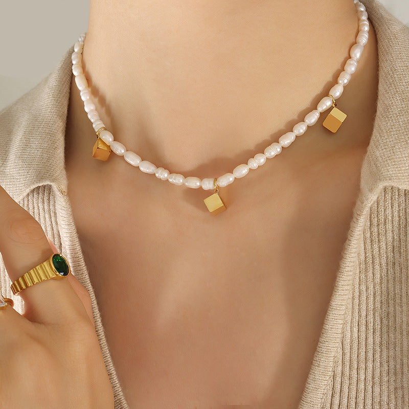 Fashionable Three-Dimensional Freshwater Pearl Necklace with Square Pendant