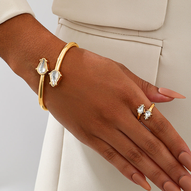 Stylish Metal Texture Snake Head Bracelet Ring Set for Fashion Lovers