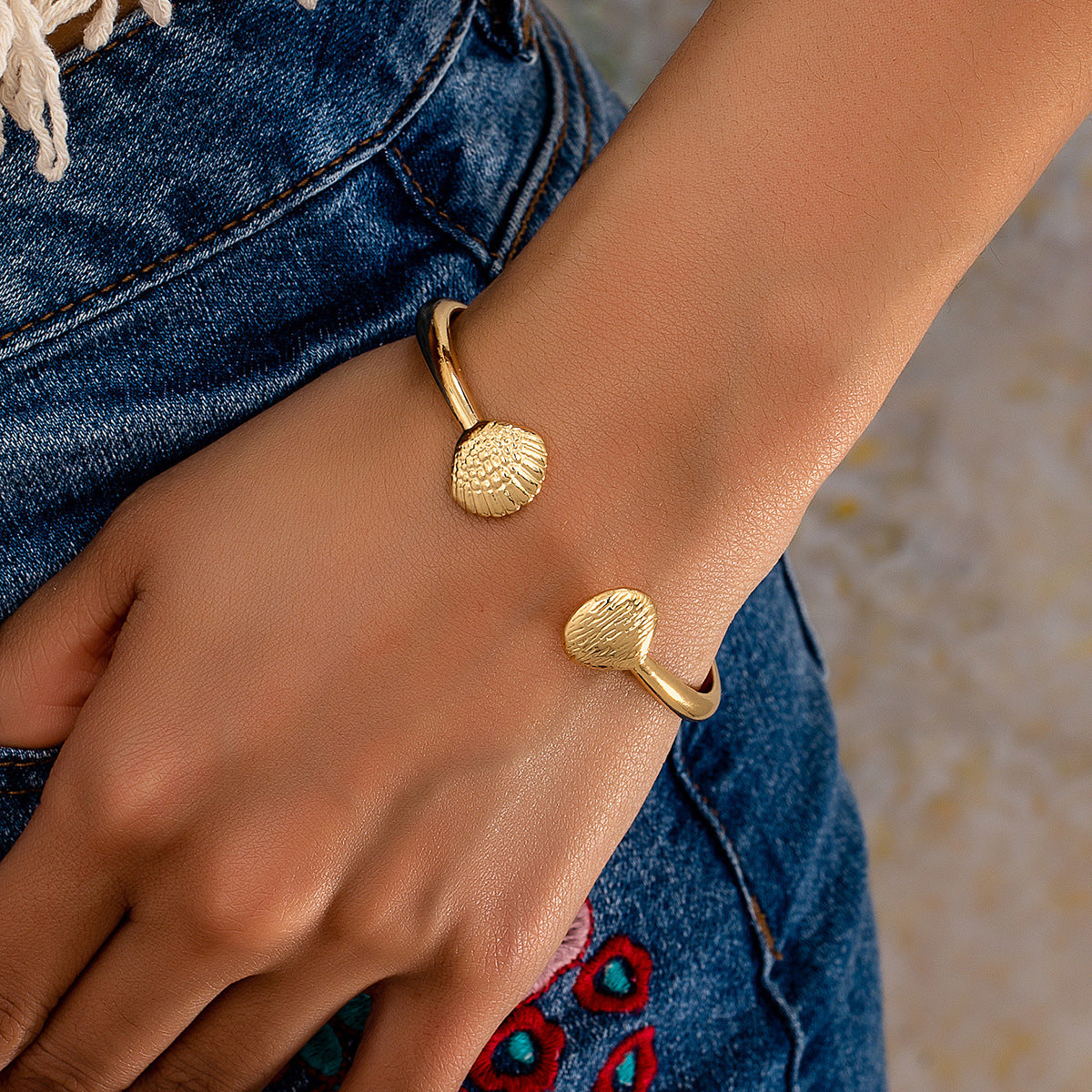 Planderful Vienna Verve Shell Metal Bracelet – Stylish Summer Accessory