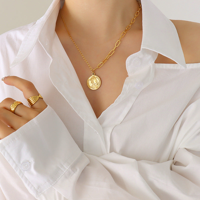 Regal Queen's Charm Necklace - Elegant Round Pendant Chain for Women's Fashion Jewelry