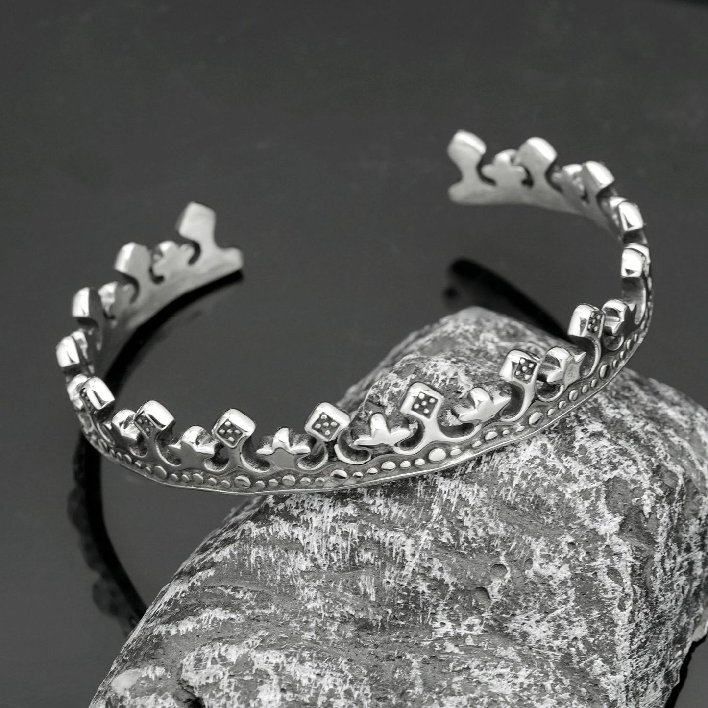 Planderful Everyday Genie Durable Titanium Stainless Steel Bracelet For Unisex Fashion Lovers Retro Crown Opening