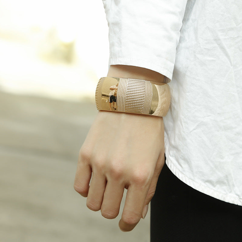 European Sensation Gold Ripple Bracelet - Stylish Wide Edge Spring Buckle Accent