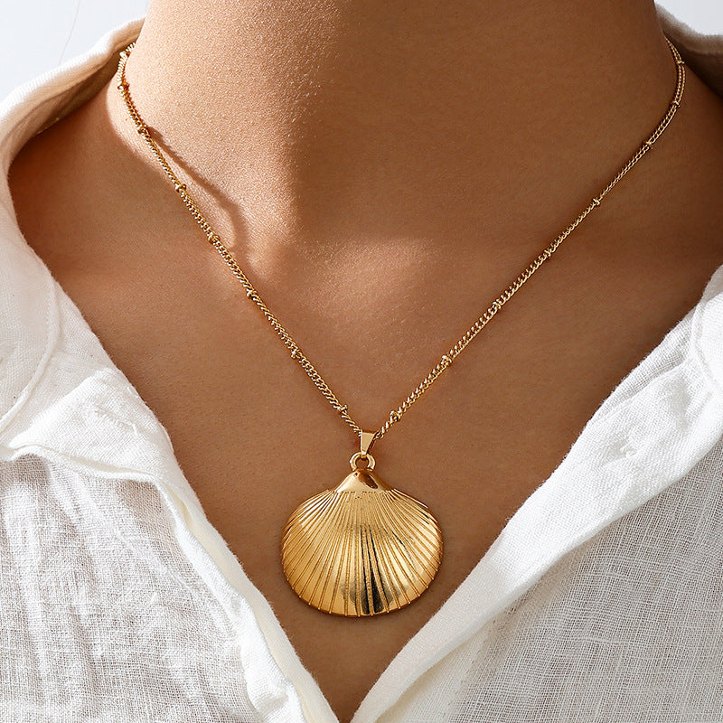 Planderful Vienna Verve Necklace – Stylish Marine-Inspired Gold Shell Design