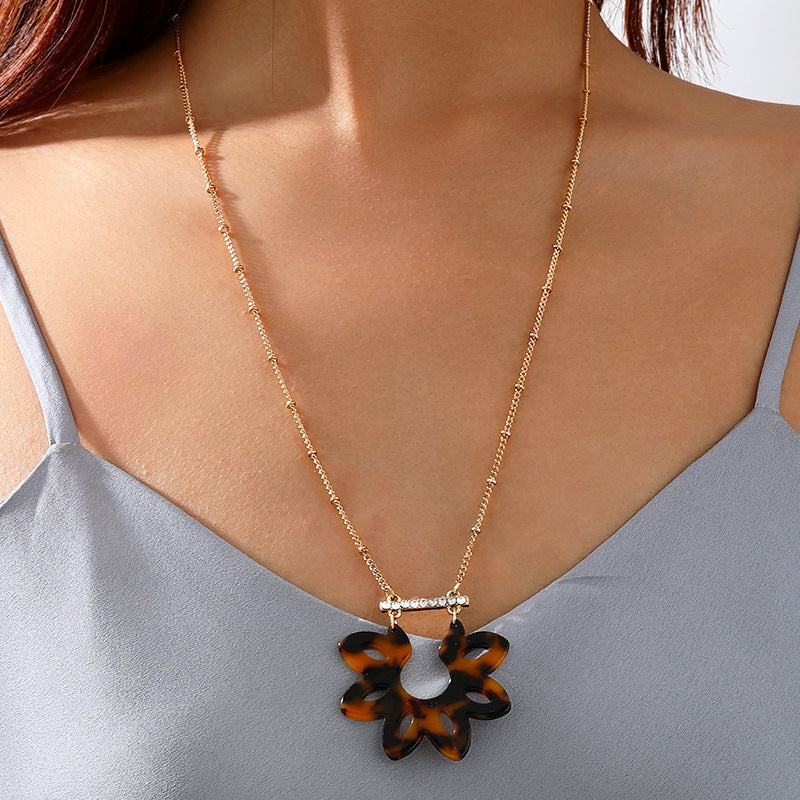 Planderful Vienna Verve Necklace – Versatile Acrylic Leopard Print Design