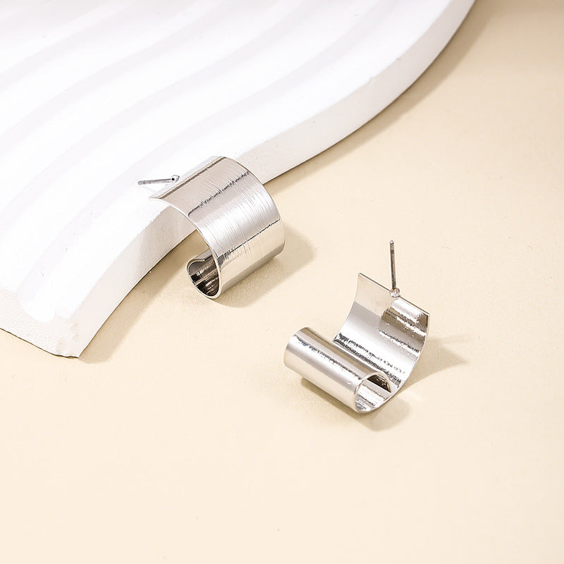 Chic C-Shaped Metal Earrings and Accessories Set for Trendy Women in Western Markets