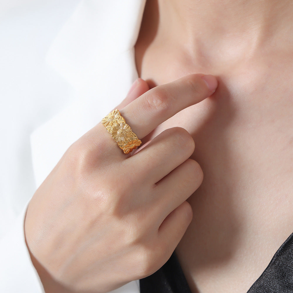 Luxurious 18K Gold Plated Steel Ring with Timeless Floral Design