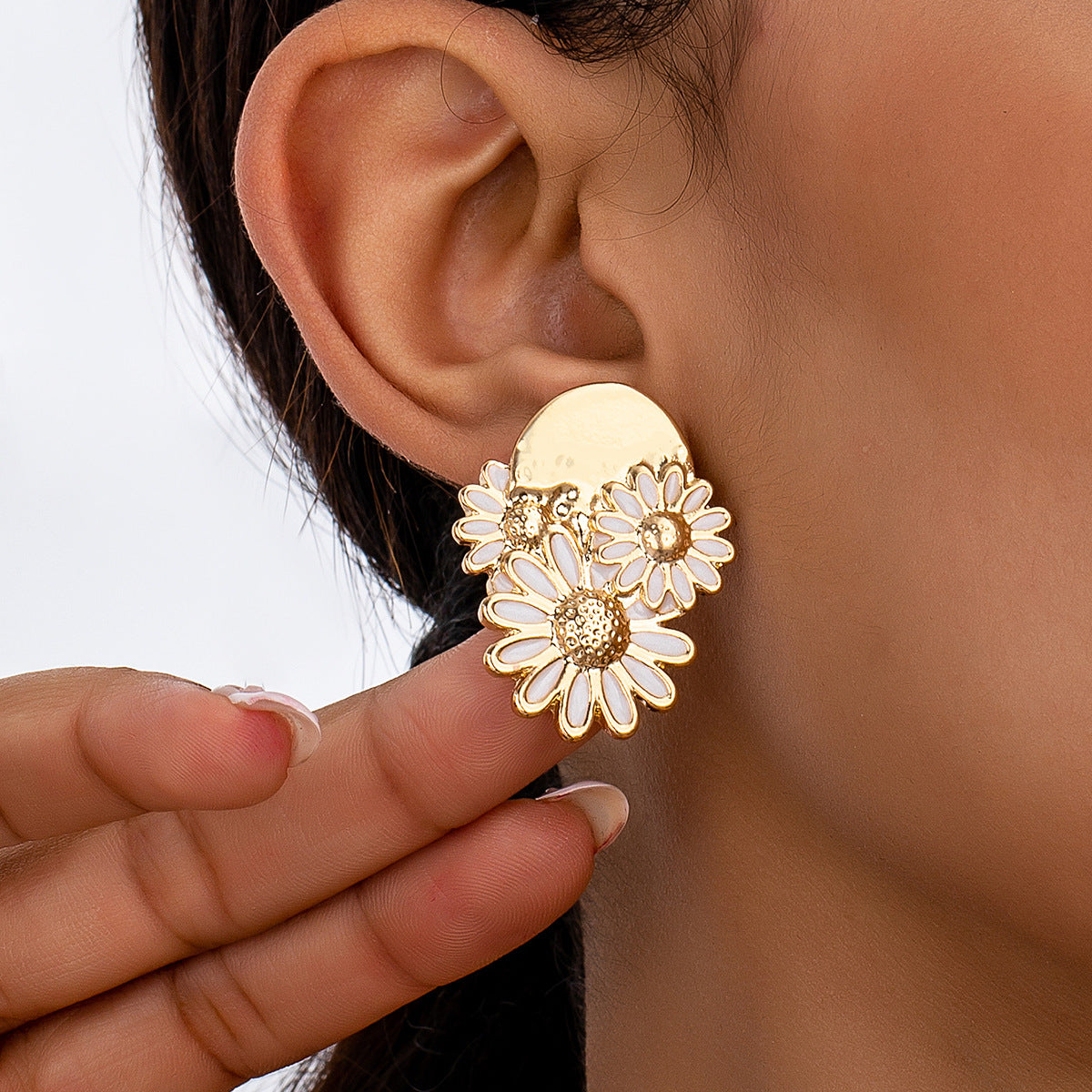 Planderful Vienna Verve Daisy Flower Stud Earrings – Stylish Retro Design