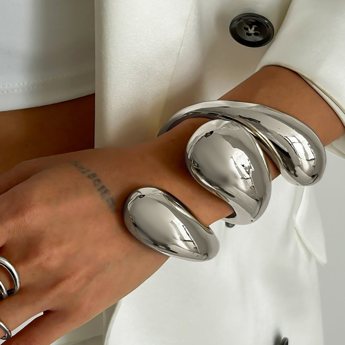 Planderful Vienna Verve Statement Bracelet For Women Large Water Drop Winding Glossy Metal