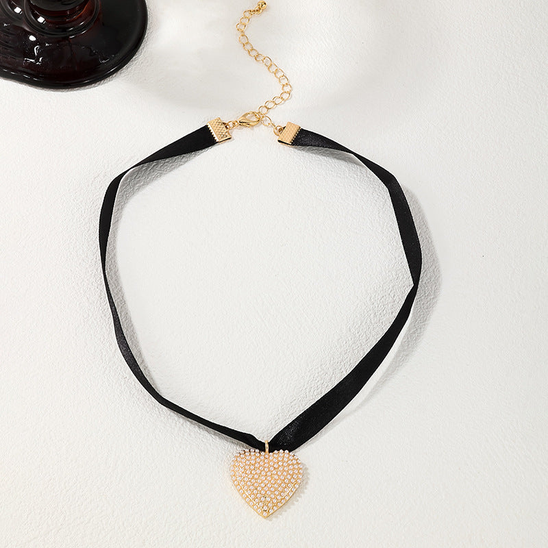 European & American Chic Minimalist Jewelry with Metal Heart Diamond Pendants and Necklaces