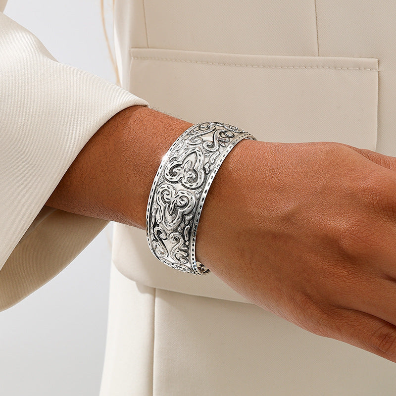 Planderful Vienna Verve Bracelet – Fashionable Retro Metal Design