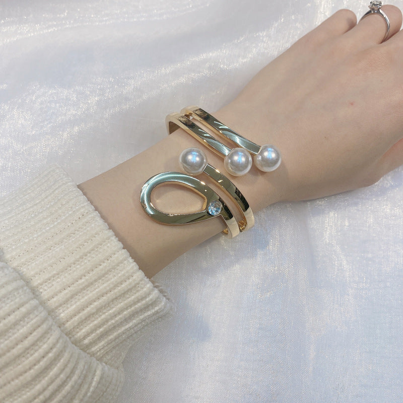 Exaggerated Hollow Strength Pearl Bracelet - Vienna Verve Collection