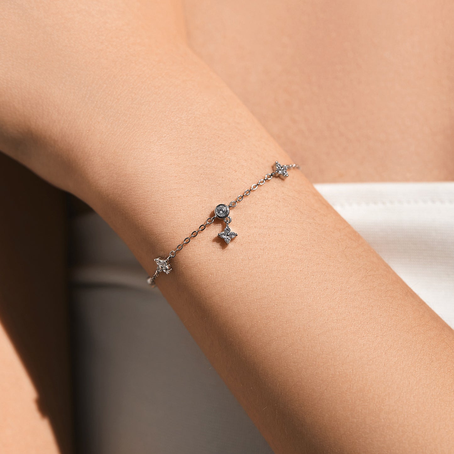 Planderful Everyday Genie Bracelet – Exquisite Zircon Four-Leaf Clover Design