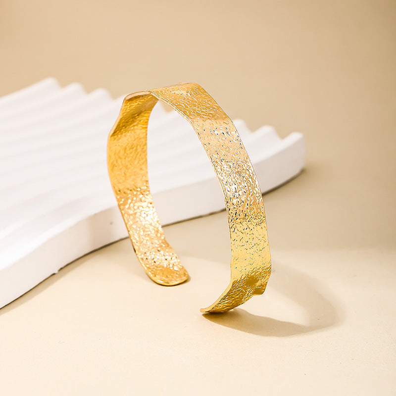 Stylish Handcrafted Women's Bracelet with Unique Circular Opening