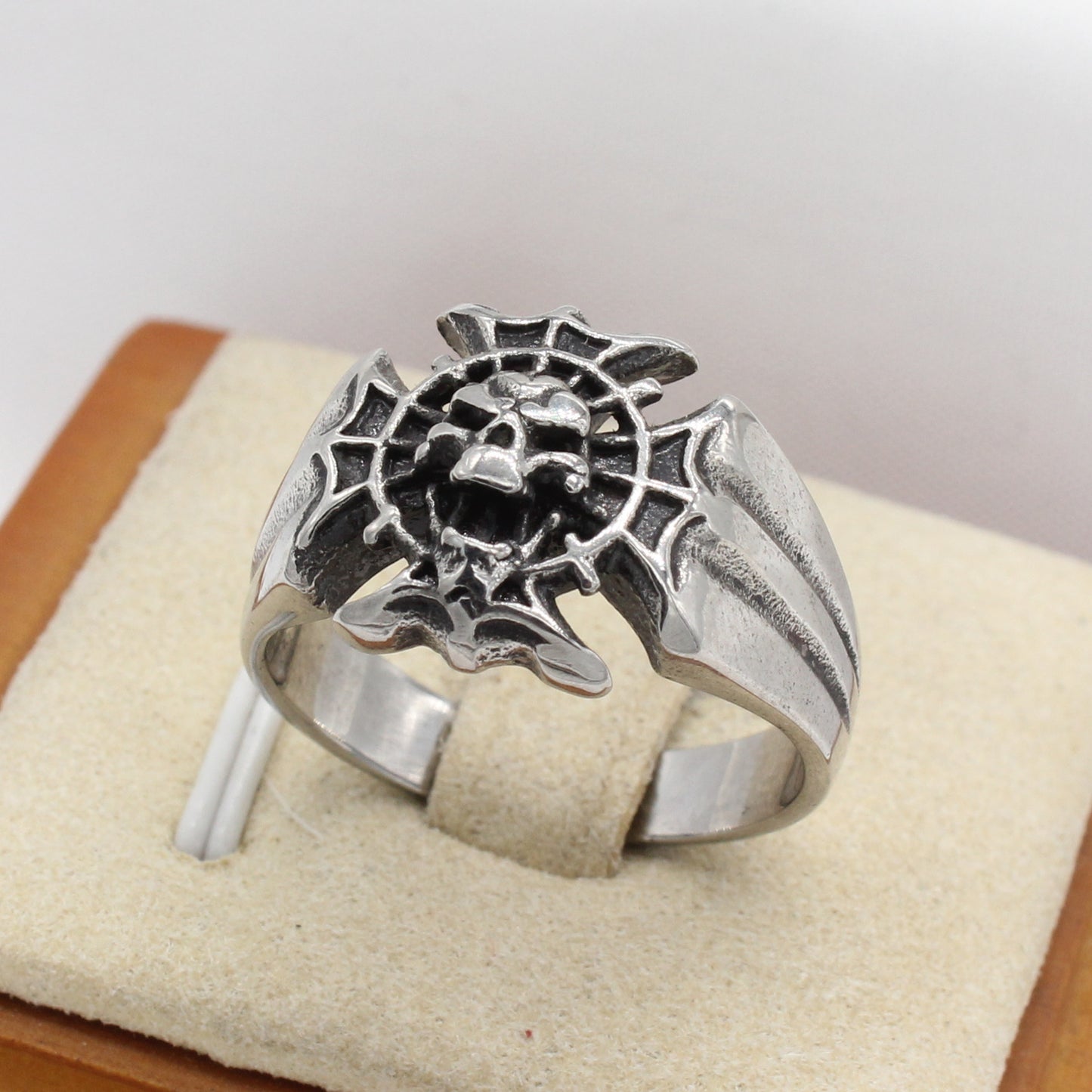 Planderful Everyday Genie – European and American Personalized Retro Cross Skull Men's Titanium Steel Ring