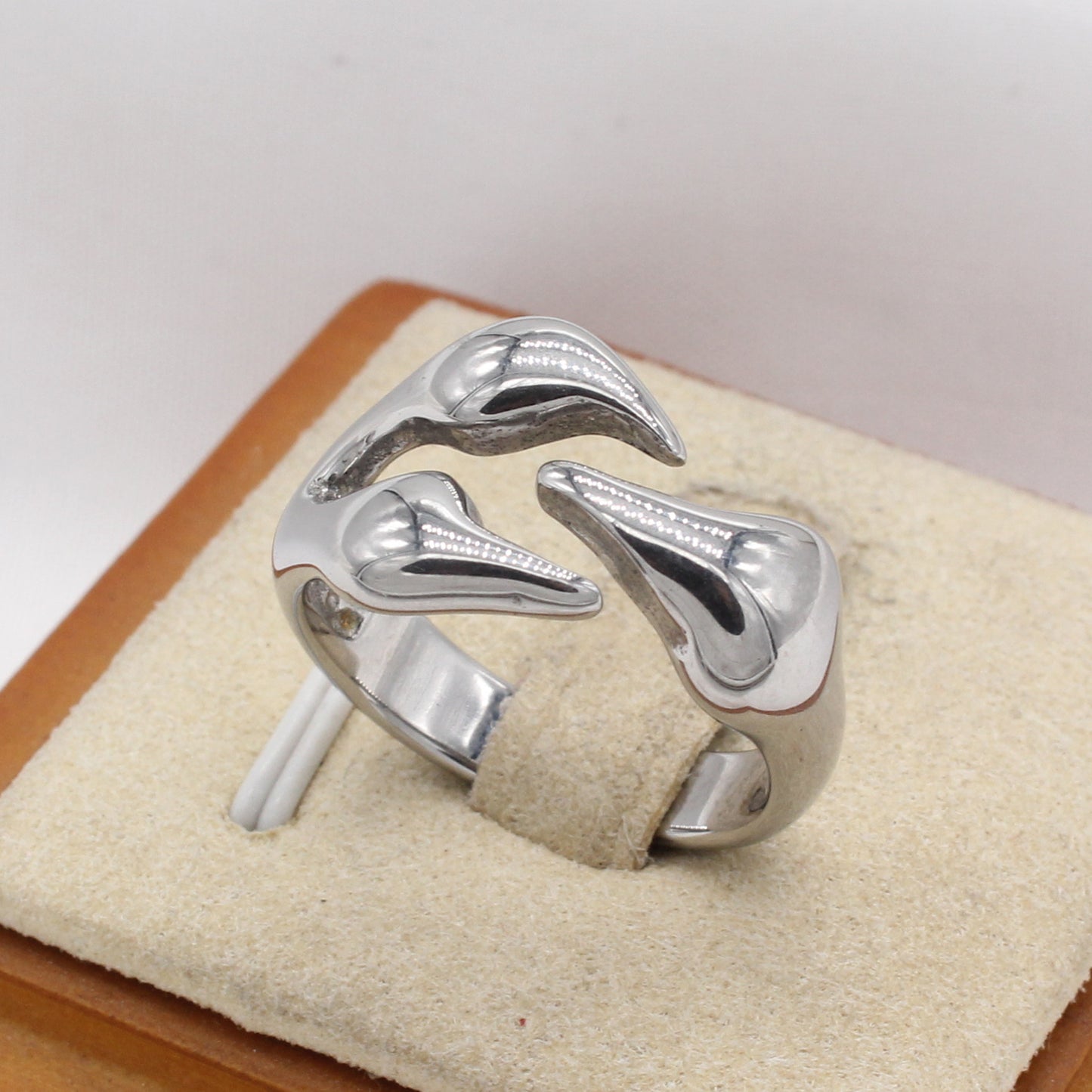 Planderful Jewelry Mens Titanium Ring With Vintage European Paw Motif Exuding Classic Masculine Style