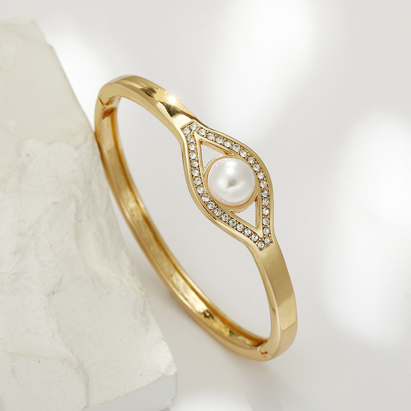 Elegant Rose Gold Bracelet with Angel Eye Decoration - Stunning Metal Jewelry Piece for Women