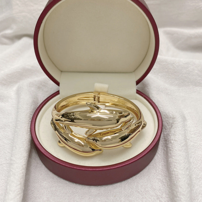 Chic Ocean Wave Cuff: Stylish Handmade Metal Bracelet with a Twist of Vienna Verve.