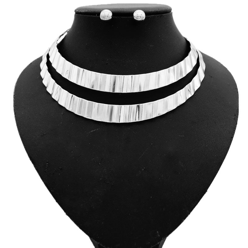 Wave Shaped Hollow Choker Necklace for Women: A Chic and Minimal European and American Style Statement Piece