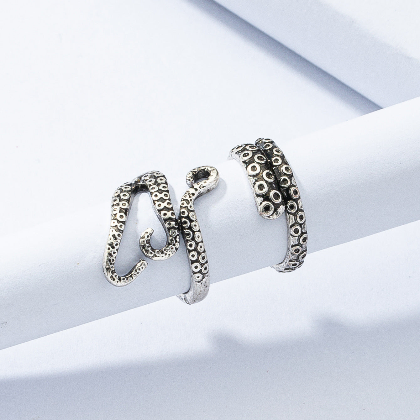 Elegant Cold Wind Retro Ring Set with Staggered Design