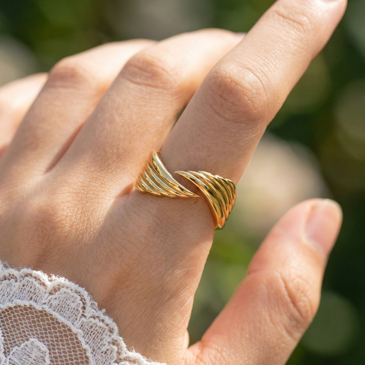 Hot-Selling Stainless Steel Single Ring Texture Wing Opening Female