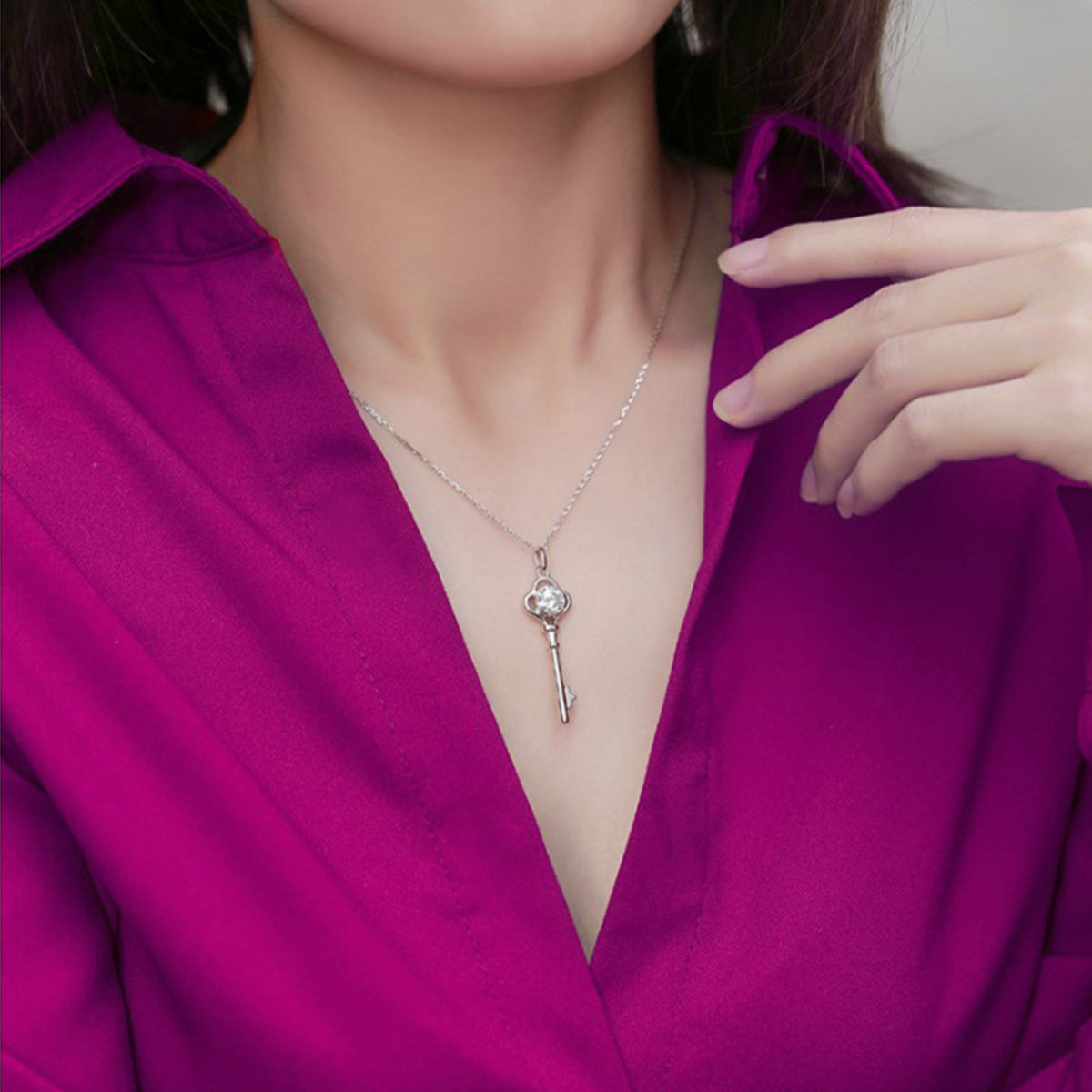1.0 Carat Round Moissanit S925 Silver Plated Key Pendant Necklace